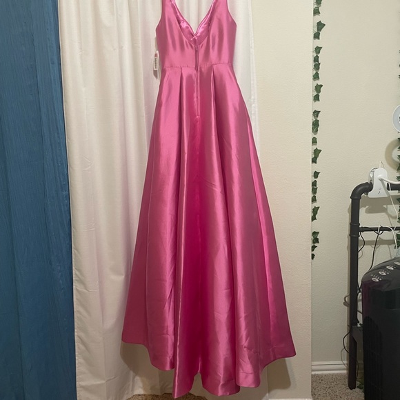 Brand new with tags (NWT) Pink Proms dress/Ballgown Dress/Homecomig dress - Picture 3 of 5